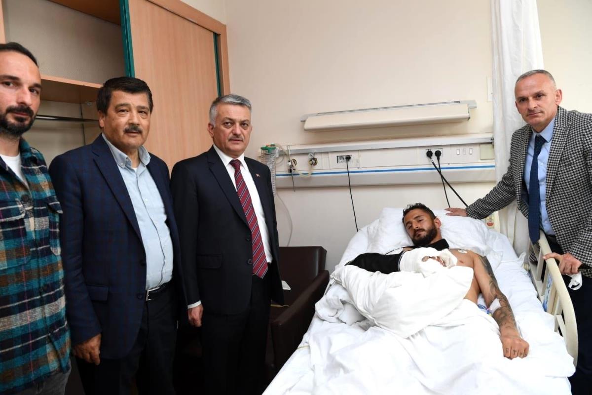 Vali Yazıcı'dan kazada yaralanan futbolcuya geçmiş olsun ziyareti