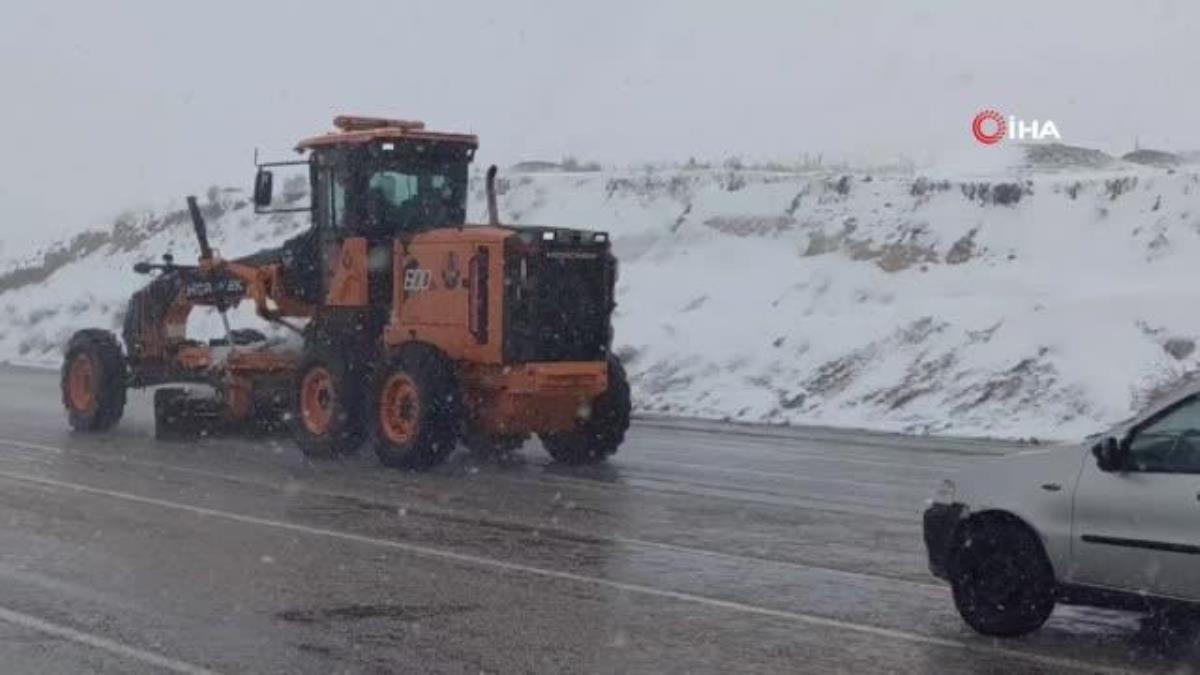 Van-Bahçesaray yolu kar yağışı nedeniyle ulaşıma kapatıldı