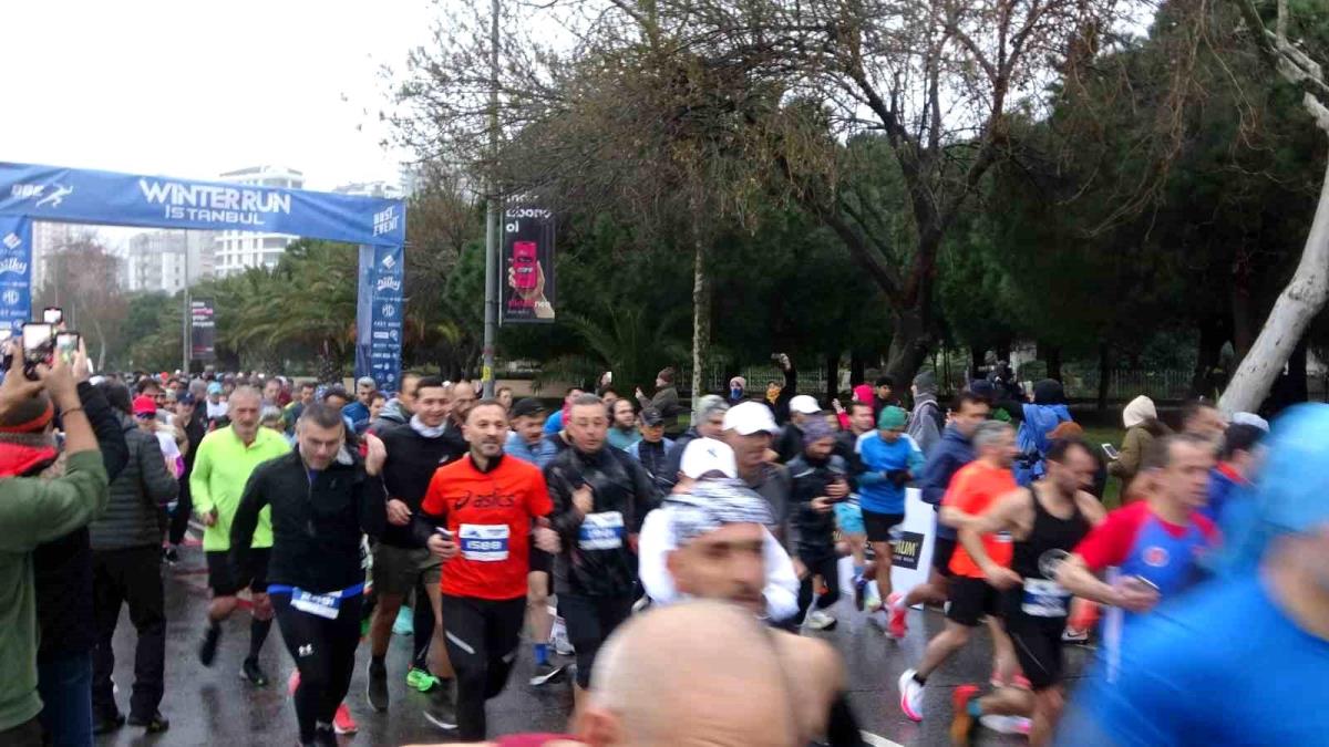 Winter Run İstanbul'da yarışmacılar zelzele bölgesine yardım için koştu