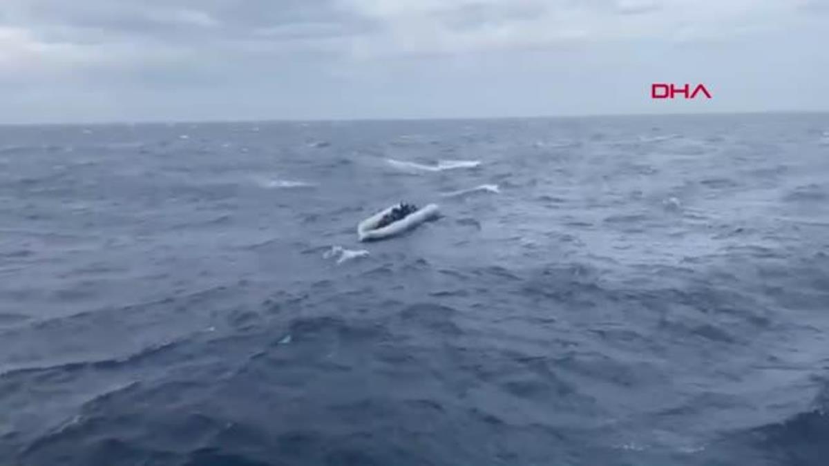 Yarı batık bulunan botta 10 sistemsiz göçmen kurtarıldı, 21 kişi aranıyor