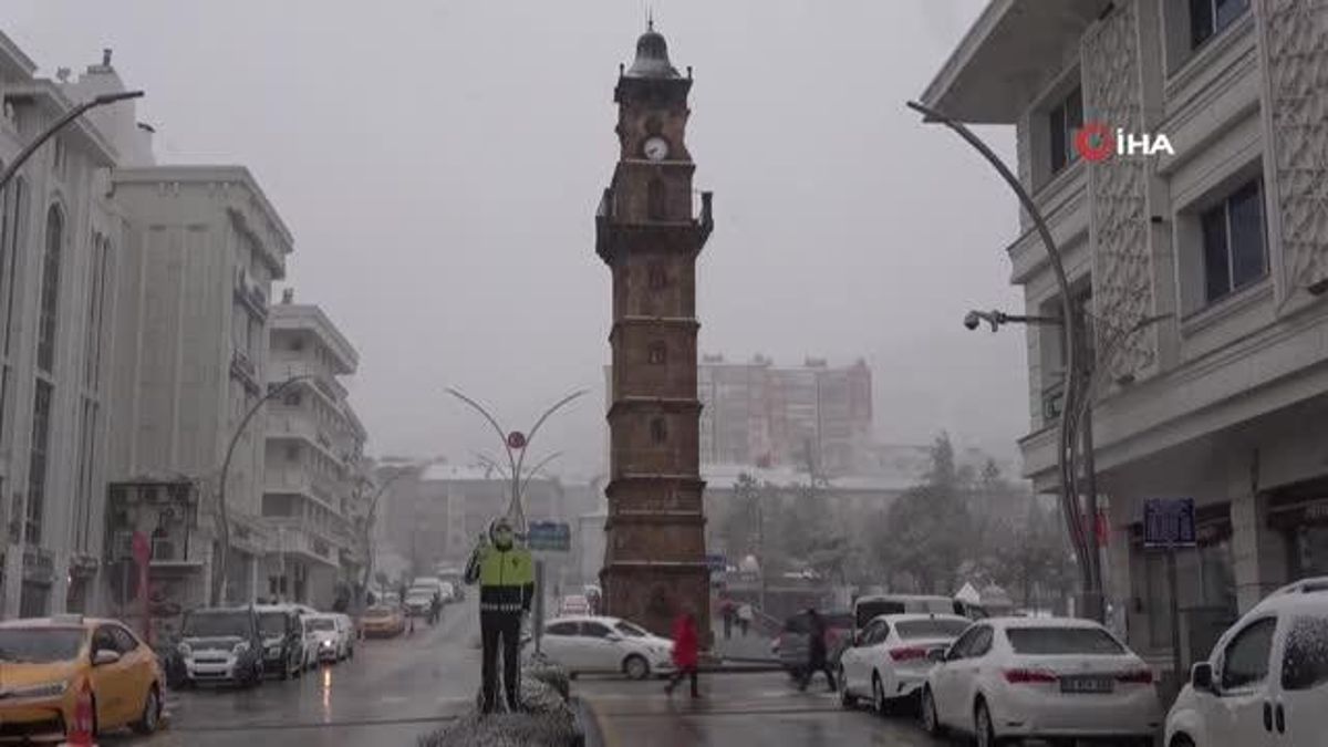 Yozgat'ta kar yağışı kenti beyaza bürüdü
