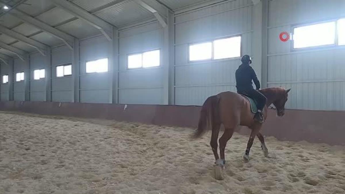 2 yıl evvel hiç görmeden bindiği at ile artık yarışlara katılmaya hazırlanıyor