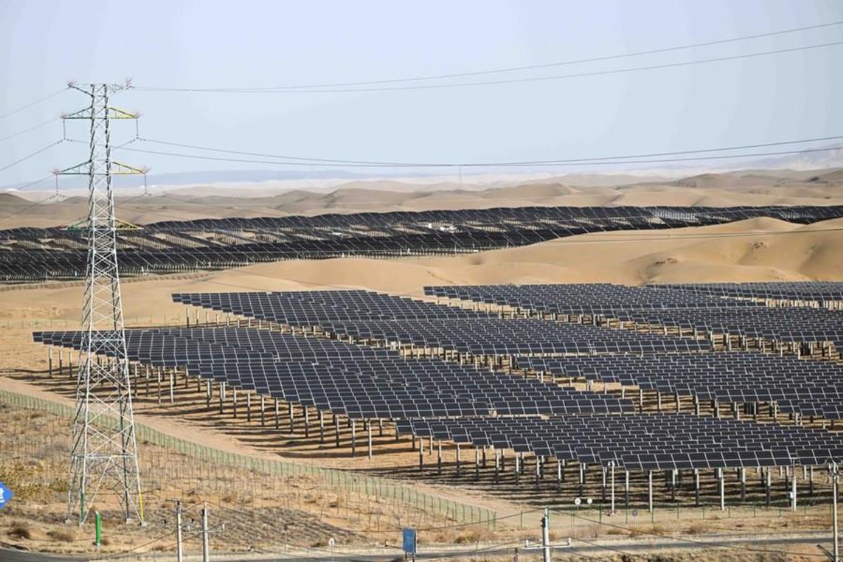 Çin, Çöllerde Devasa Güneş ve Rüzgar Gücü Tarlaları İnşa Ediyor