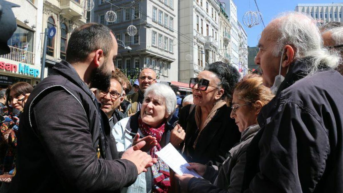 Cumartesi Anneleri'ne Galatasaray Meydanı'nda Gözaltı: "Kayıplarımızı Aramaya, Akıbetlerini Sormaya, Faillerinin Cezalandırılmasını İstemeye Devam...