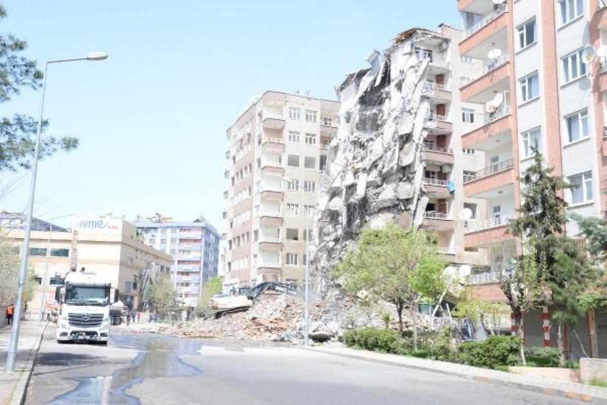 Diyarbakır'da bir kısmı çöken ağır hasarlı binanın denetimli yıkımı başladı