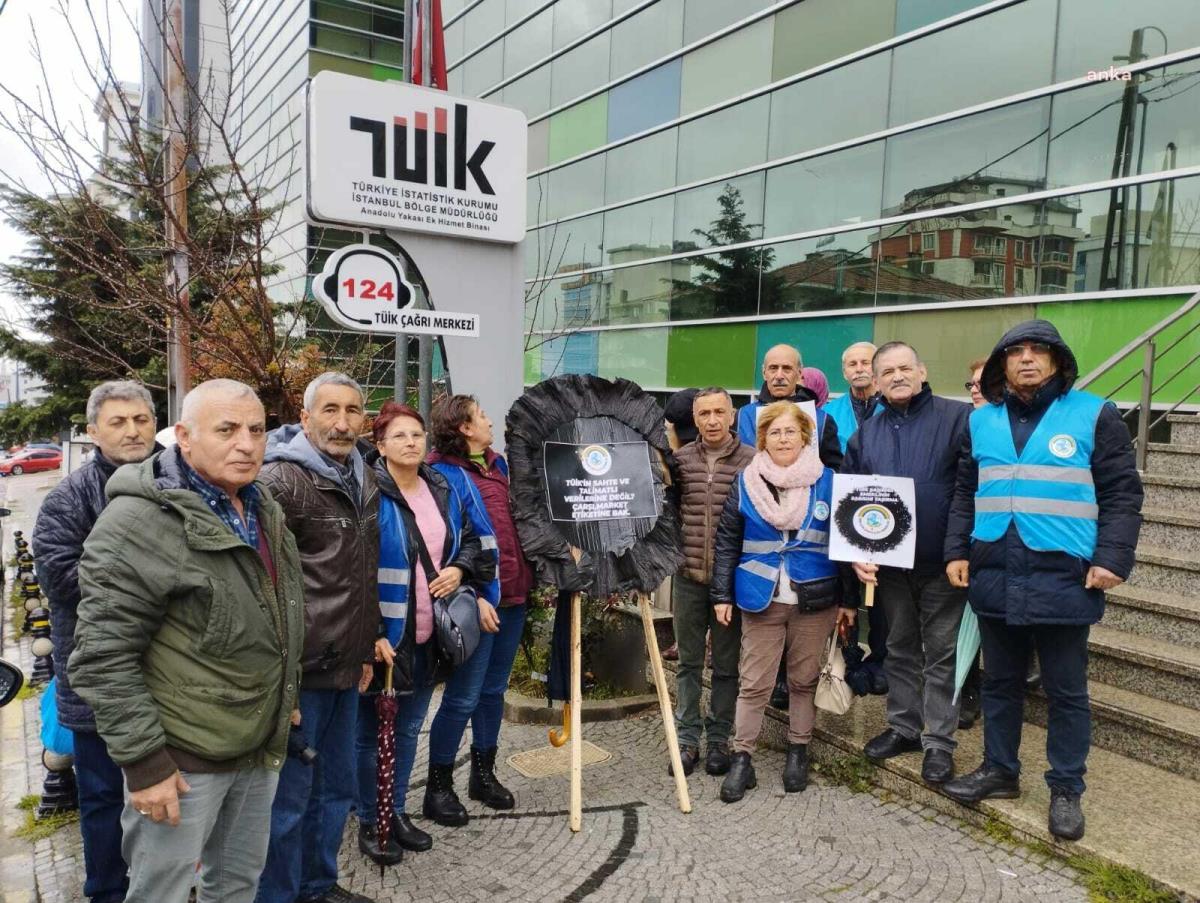 Emekliler İstanbul'da Tüik Önüne Siyah Çelenk Bıraktı: "İnsan Onuruna Yaraşır Ömür Hakkı Yoksa Oy Moy Yok"