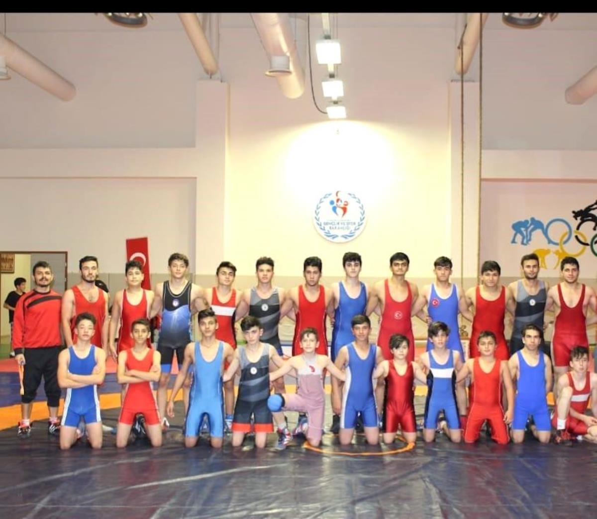 Eskişehir'den 10 sportmen madalya için güreşecek