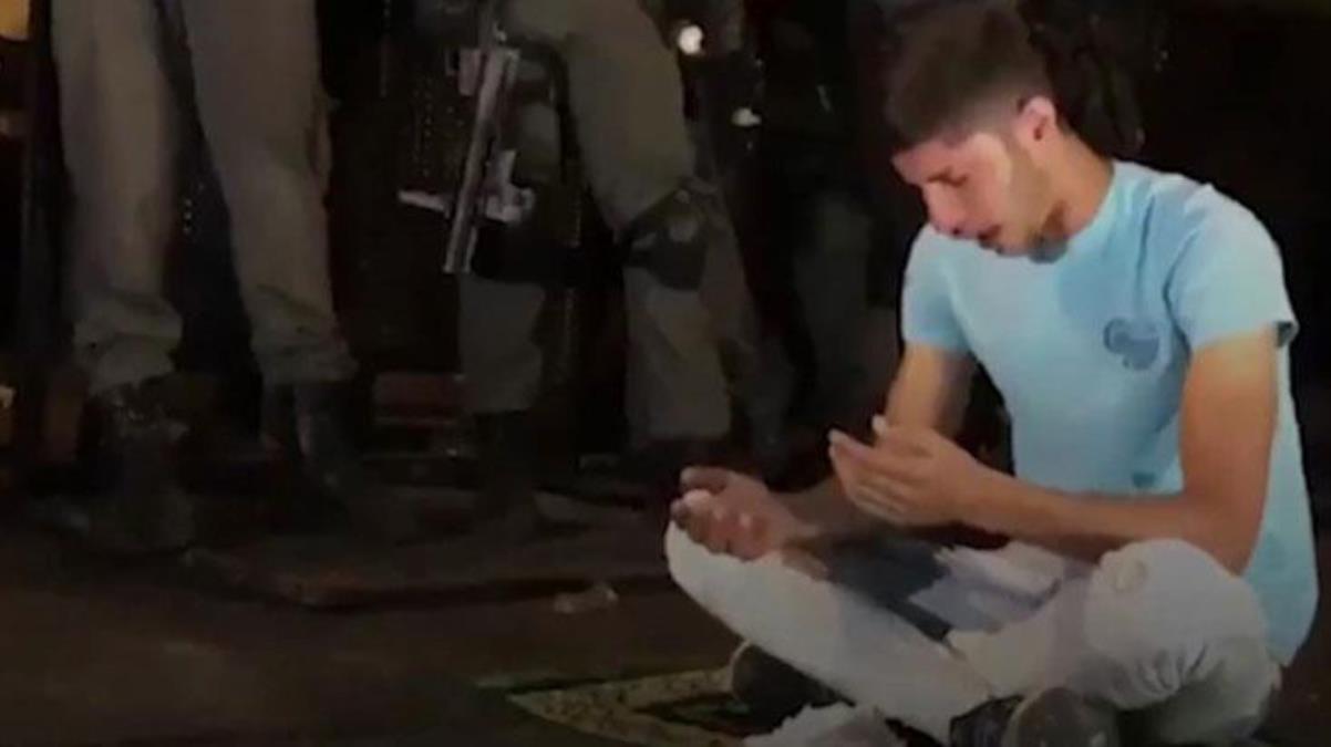 Filistinli gencin dua ettiği anlara ilişkin görüntünün şimdiki olduğu savı