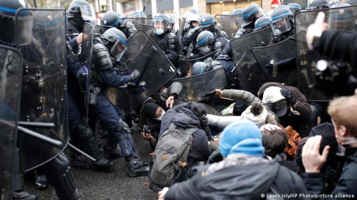 Fransa'da göstericilere müdahale eden polislere dava