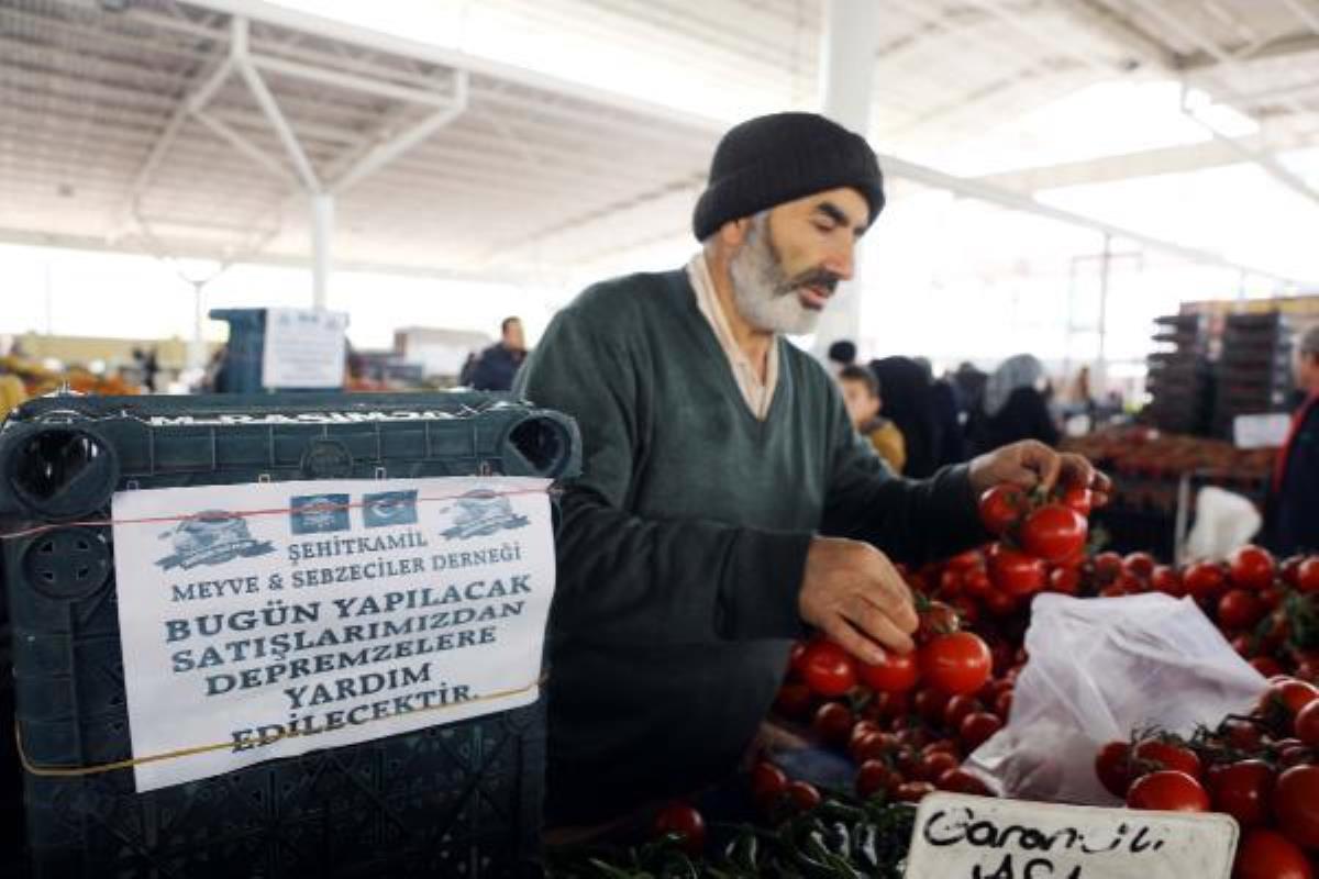 Gaziantep'te pazar esnafı bir günlük gelirini depremzedelere bağışladı