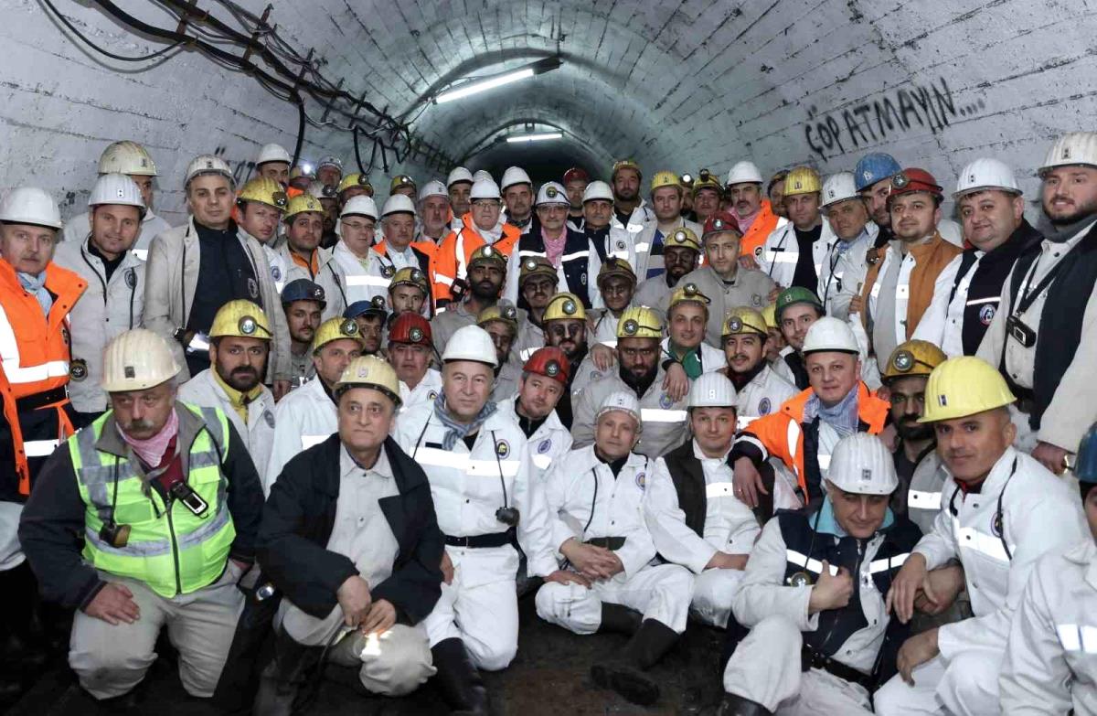 Güç ve Alışılmış Kaynaklar Bakanı Fatih Dönmez maden çalışanlarıyla iftar yaptı