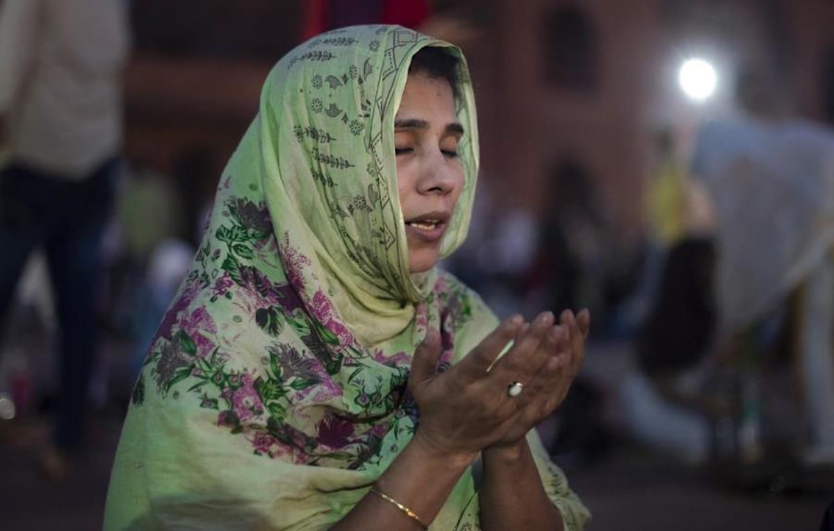 Hindistan'da Müslümanlar İftar ve İbadet İçin Cuma Mescidi'nde Toplandı