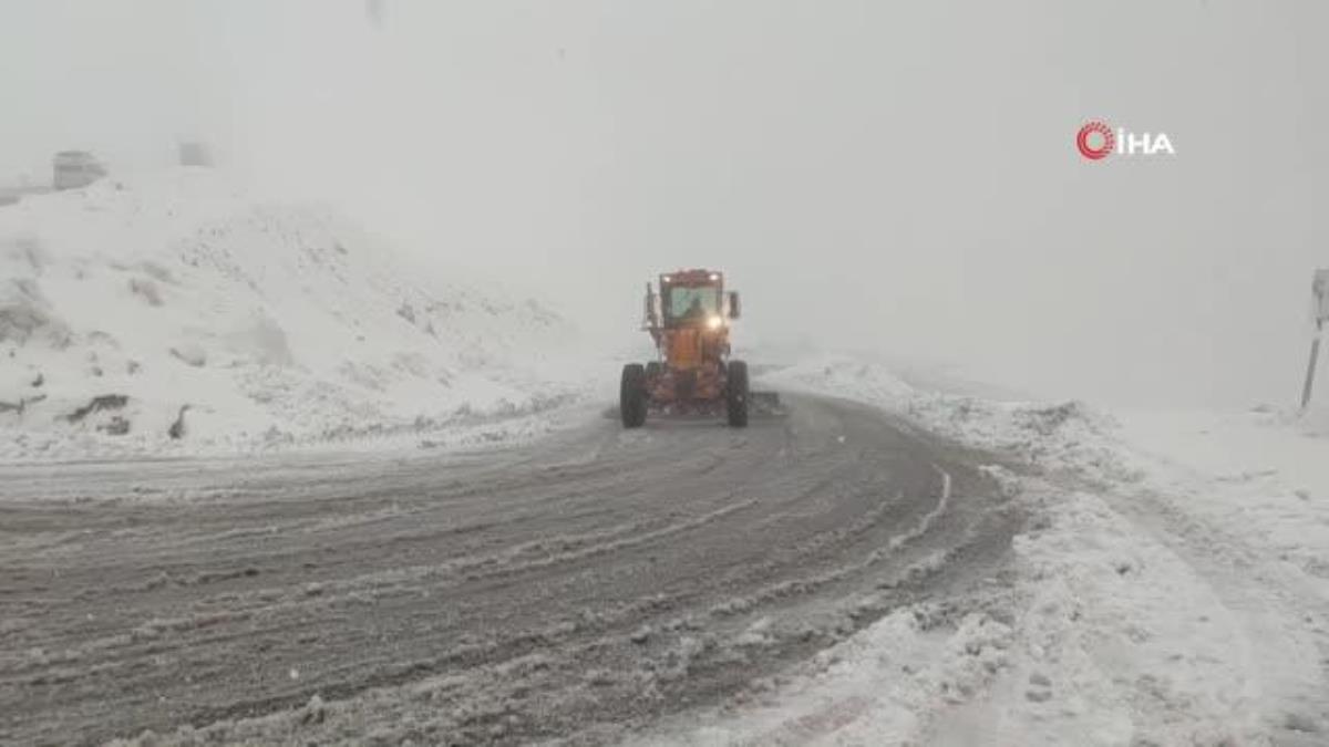Kar yağdı, şoförler yolda kaldı