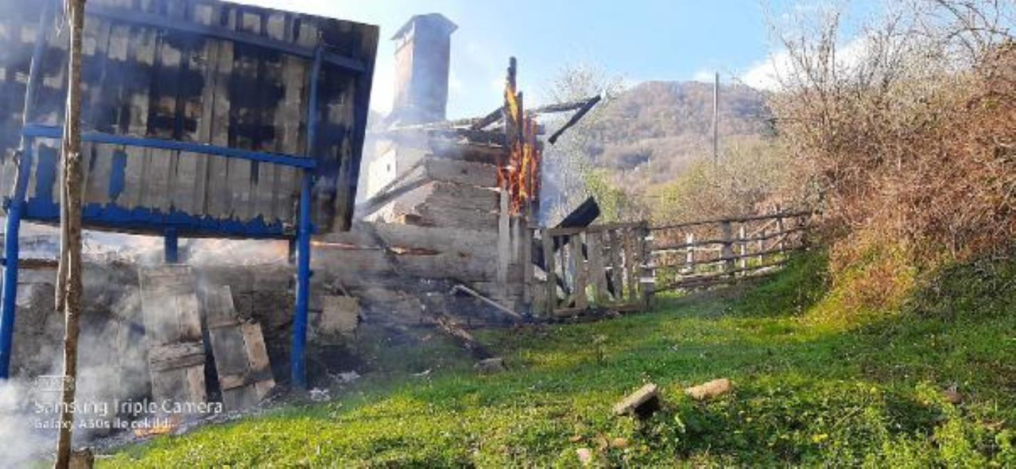 Kastamonu'da 2 katlı mesken yandı