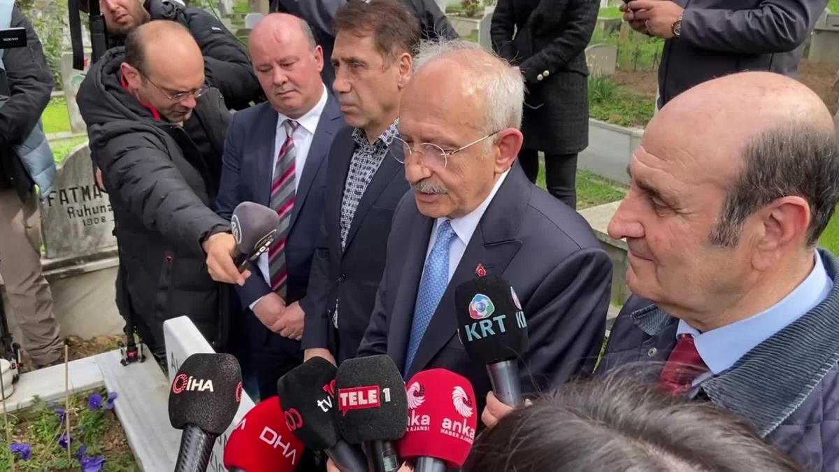 Kılıçdaroğlu ve İmamoğlu, Trabzonspor Kulübü'nün Eski Teknik Yöneticisi Ahmet Suat Özyazıcı'nın Mezarını Ziyaret Etti