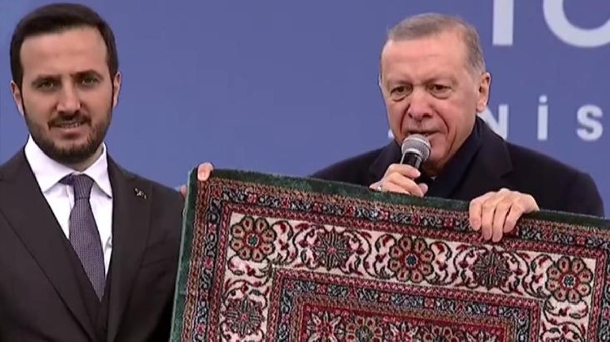 Merasime damga vuran anlar! Cumhurbaşkanı Erdoğan, seccadeyi kaldırıp Kılıçdaroğlu'na göndermede bulundu