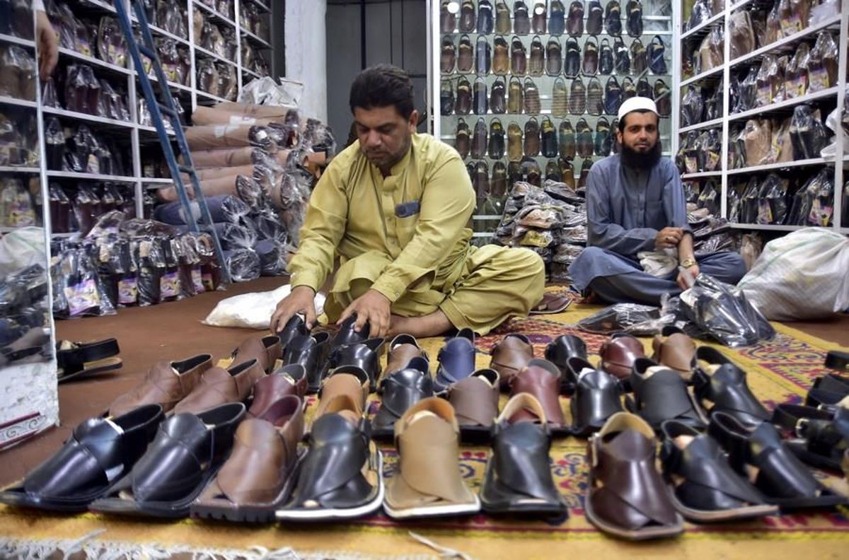 Pakistanlı Ayakkabı Ustaları, Bayram Öncesi Klâsik Sandalet Üretimini Hızlandırdı