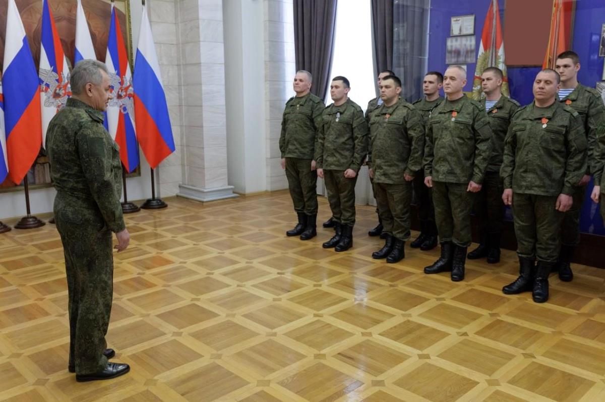 Rusya Savunma Bakanı Şoygu: "Ukrayna'daki Rus birliklerine mühimmat dayanağı artırılıyor"