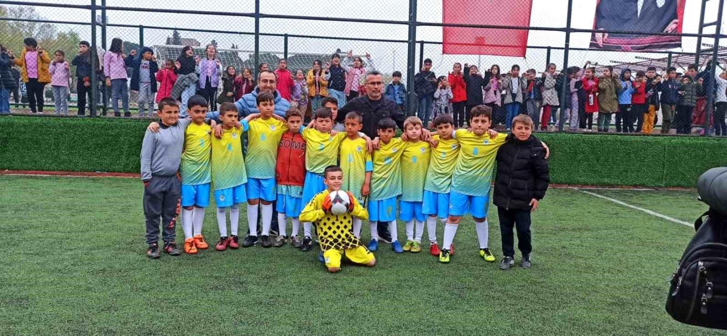 Sarıgöl'de ilkokullar ortası futbol turnuvasının şampiyonu Tırazlar oldu
