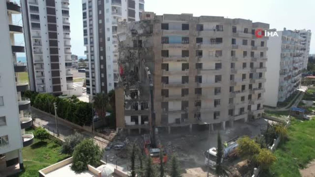 Sarsıntılarda Mersin'de ağır hasar alan binanın yıkımına başlandıYan yatma tehlikesi olduğu için bina kesim modül yıkılırken, Mezitli Belediyesi...
