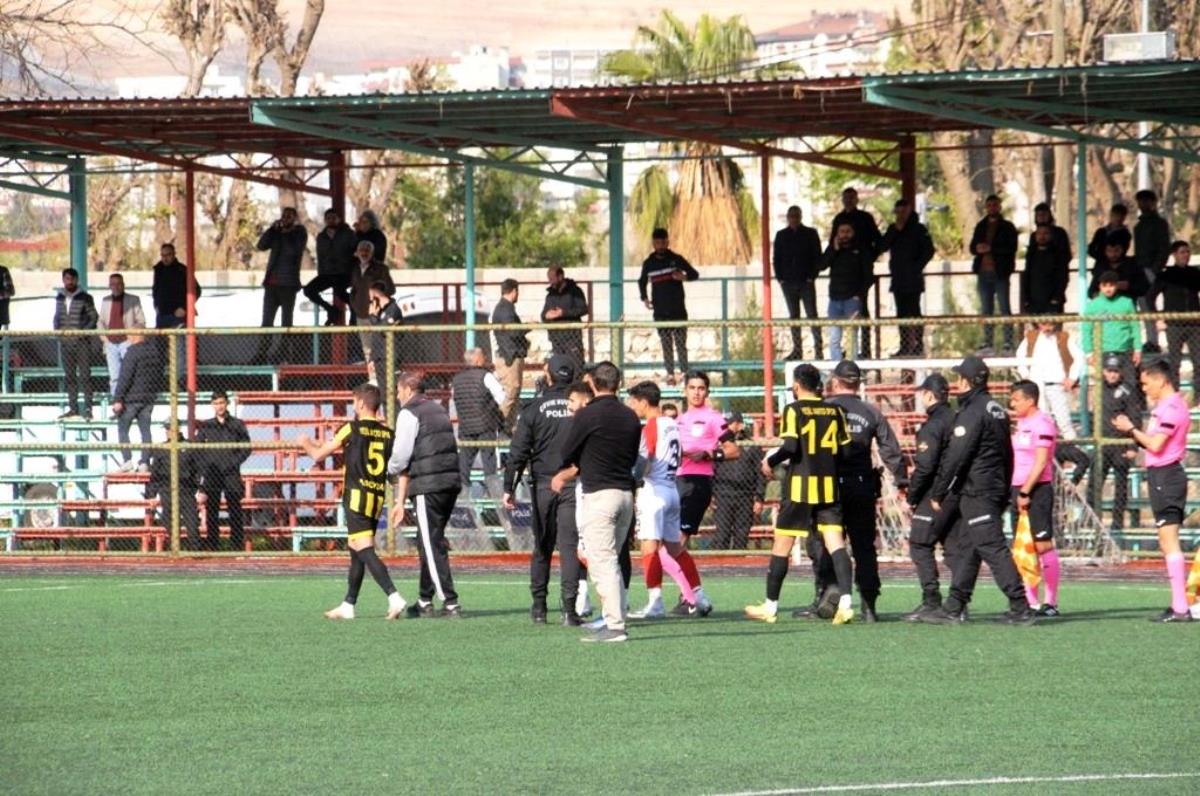 Teknik yönetici, futbolcularına küfreden rakip kaleciyi saha içinde kovaladı