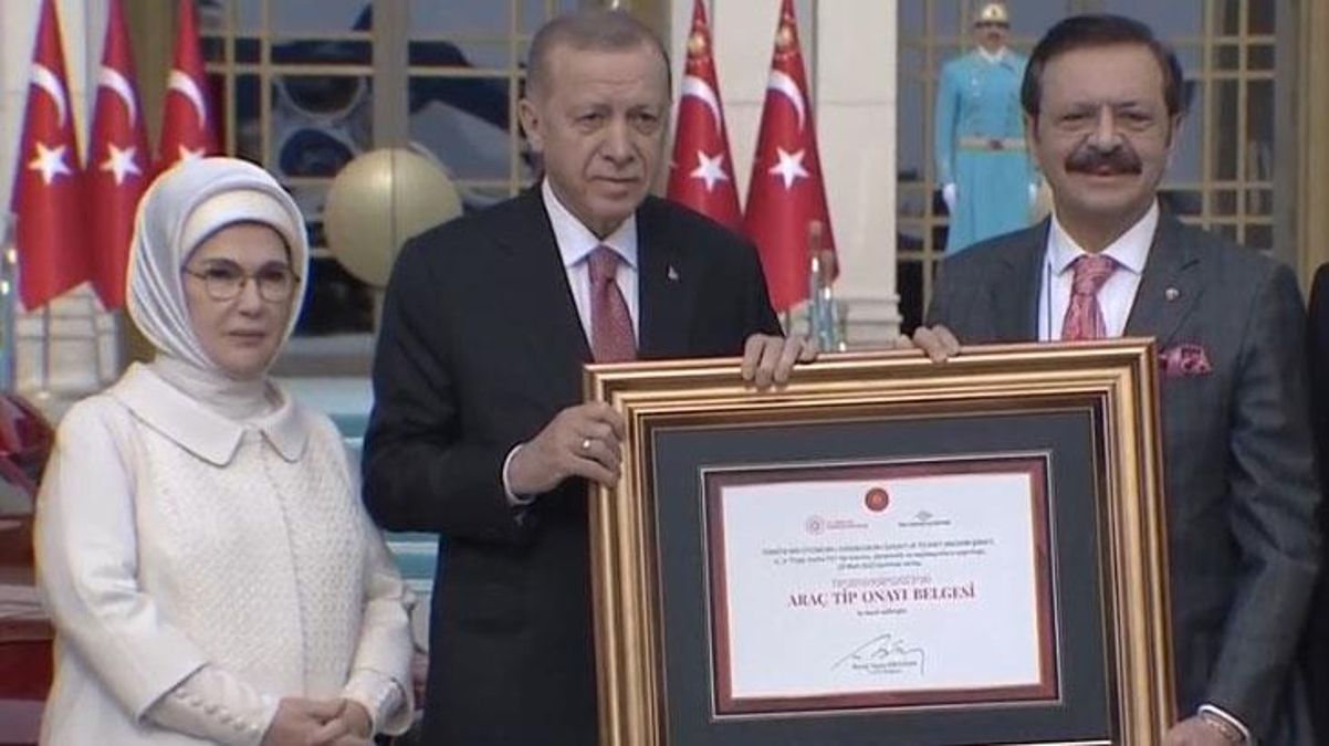Türkiye'de tarihi an! Birinci Togg, Erdoğan ve ailesine takdim edildi