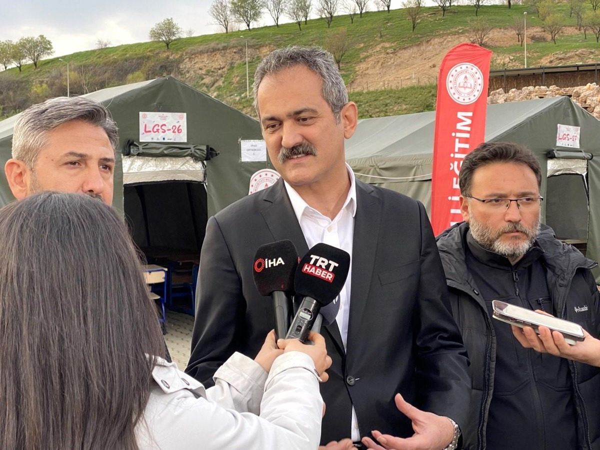 Ulusal Eğitim Bakanı Mahmut Özer, çadır sınıflarda incelemelerde bulundu