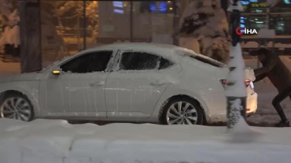 Van'da kar yağışı şoförlere güç anlar yaşattı