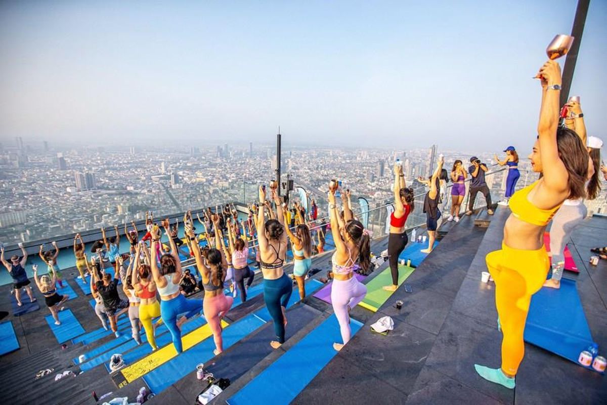 Yoga Severler Bangkok'un Tepe Noktasında Buluştu