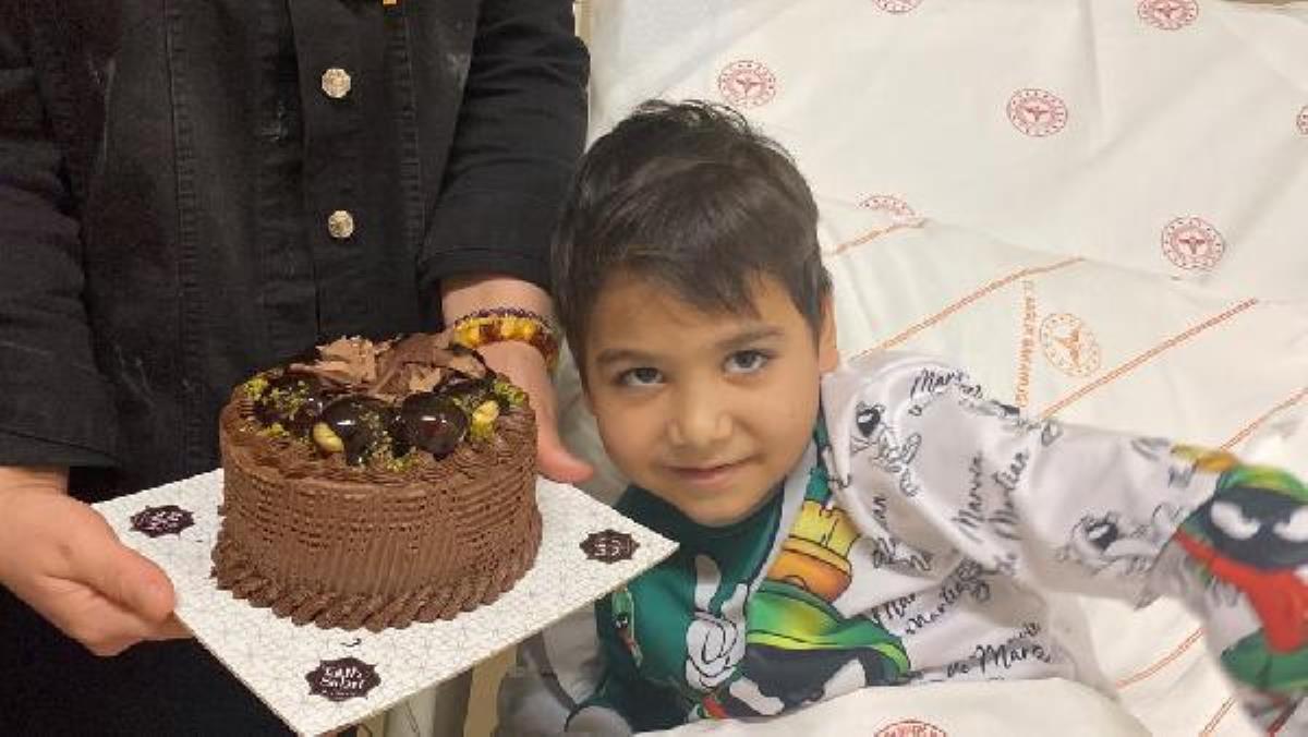 Zelzelede enkazdan kurtarılan Emin için hastanede doğum günü kutlaması