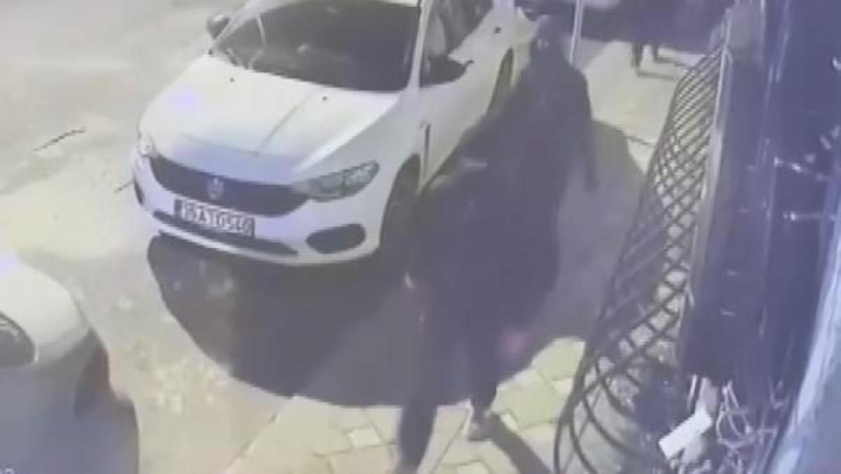 Zeytinburnu'nda park halindeki arabası çalan şüpheliler kamerada