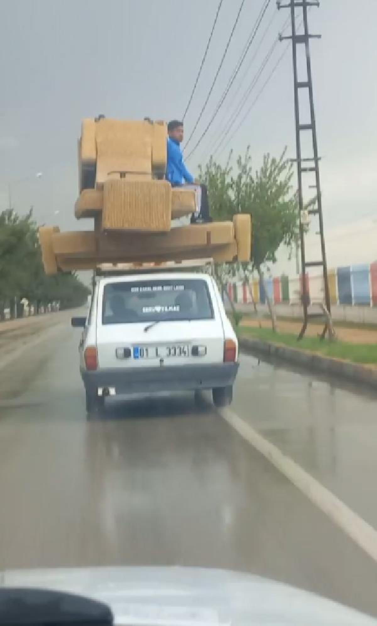 Adana'da arabanın tavanında koltukla seyahat