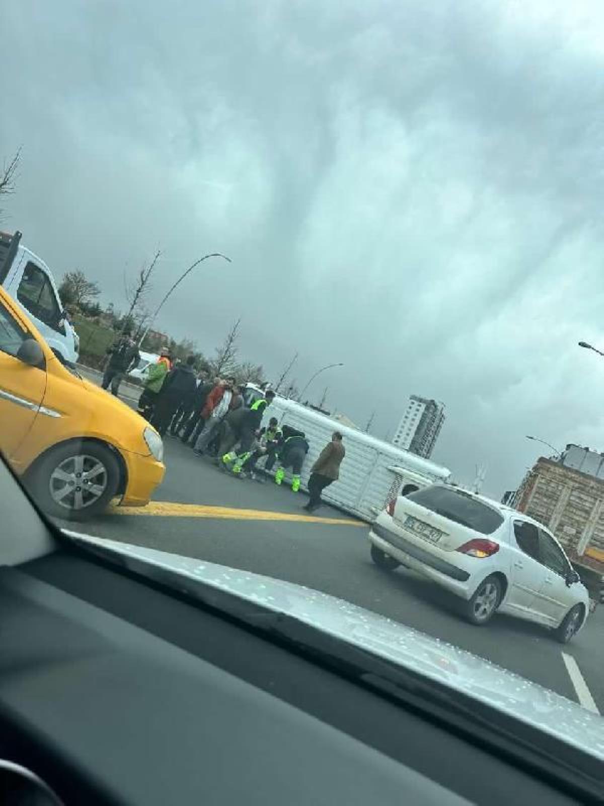 Ankara'da personellerin taşındığı servis minibüsü ile araba ve kamyonet çarpıştı 6 yaralı