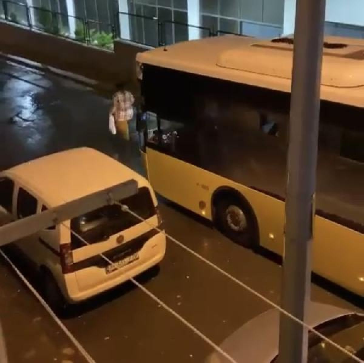 Bağcılar'da otobüsün önünde yürüyen bayan trafiği felç etti