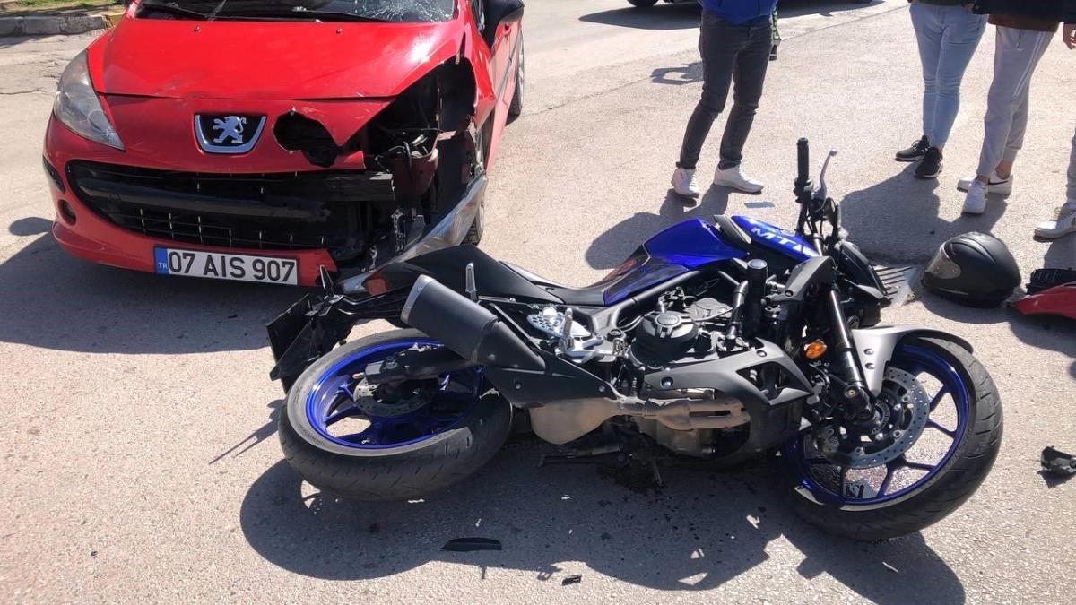Bandırma'da motosiklet ile araba çarpıştı: 1 yaralı
