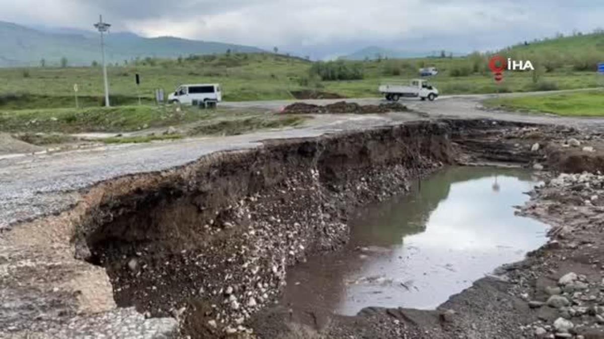 Derecik'te sağanak yağış köprüleri yıktı, köy yolları ulaşıma kapandı