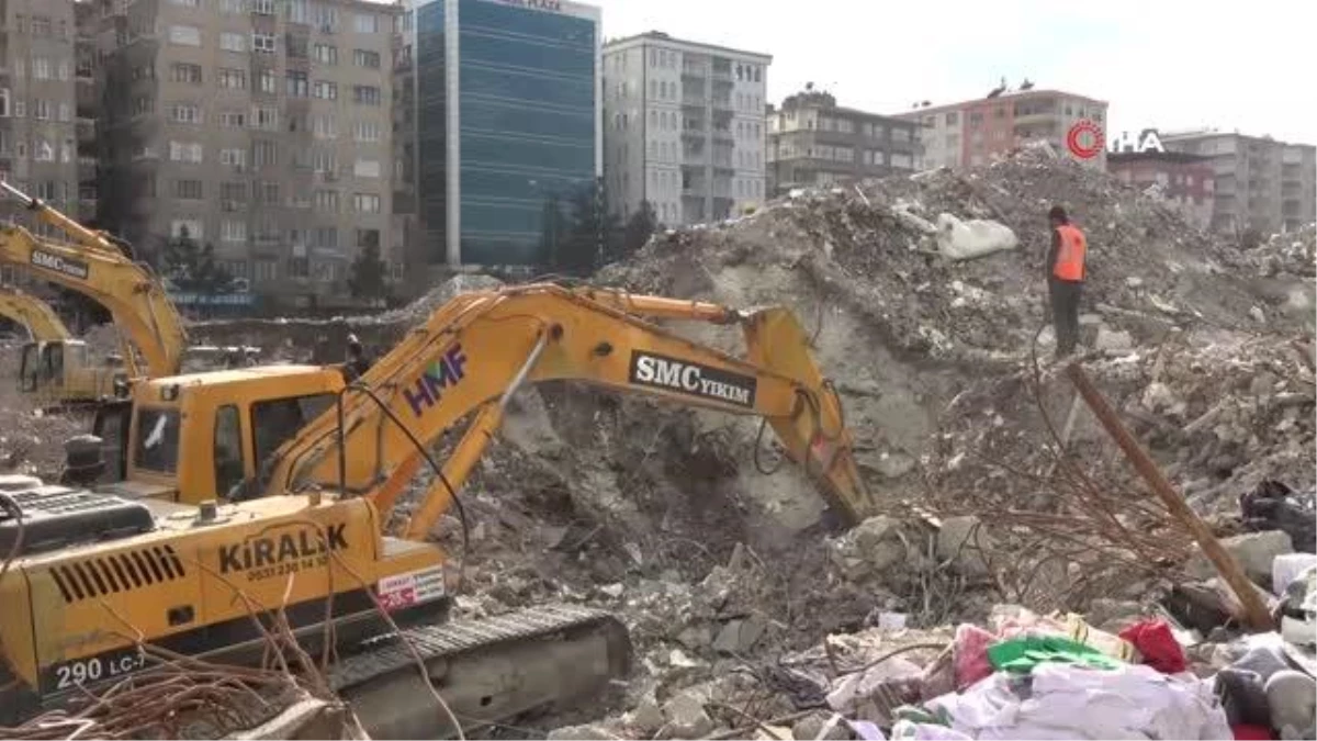 Diyarbakır'da enkaz kaldırma çalışmaları devam ediyor