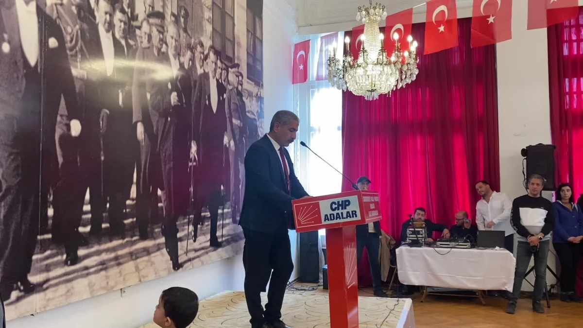 DSP'den İstifa Eden Adalar Belediye Meclisi Üyesi CHP'ye Katıldı, Rozetini Kaftancıoğlu Taktı