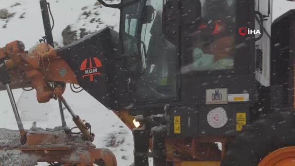 Güzeldere Geçidi'nde kar yağışı trafiği olumsuz etkiliyor