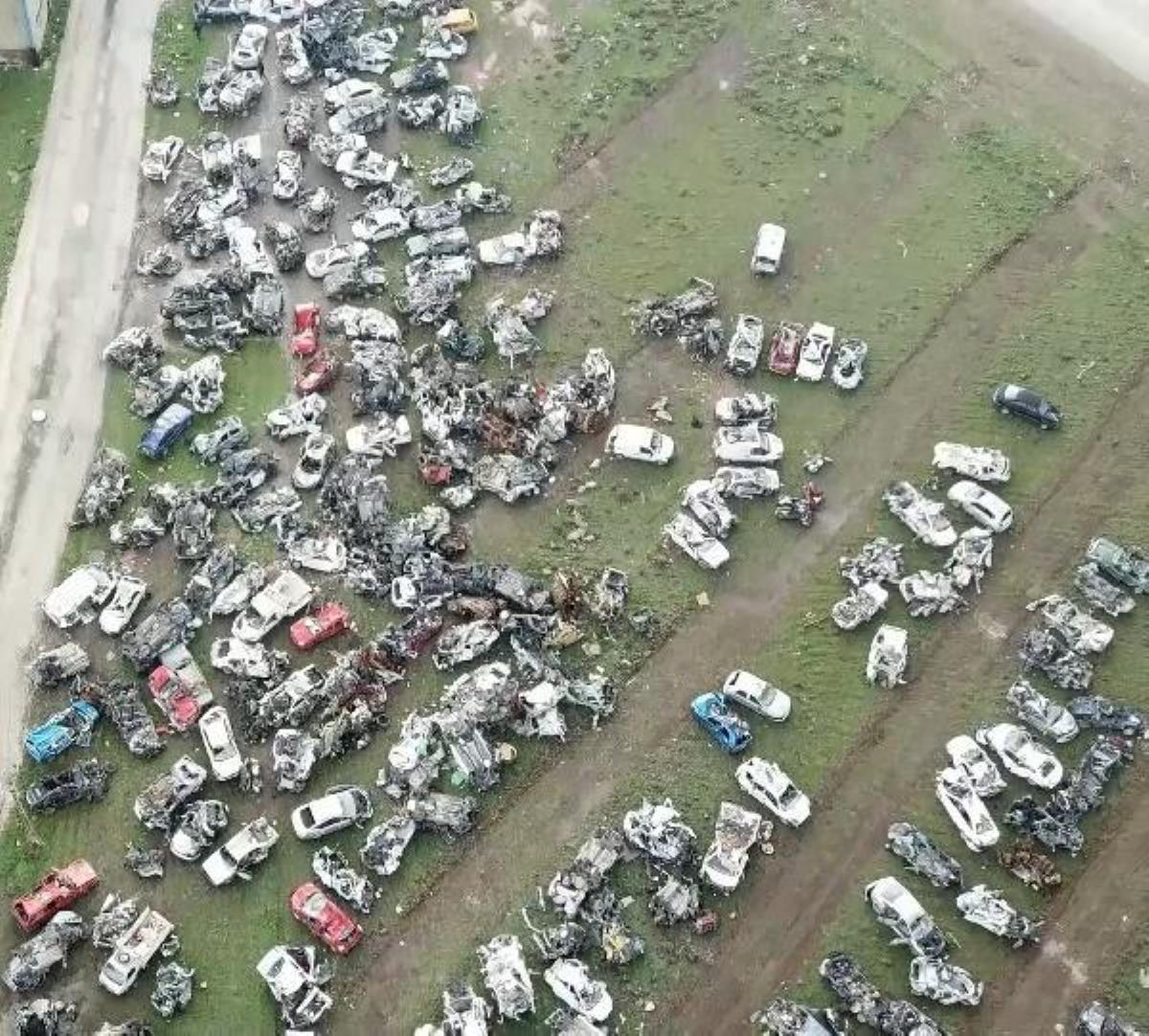 Hatay'da yıkılan binaların enkazından çıkarılan araçlar dronla görüntülendi