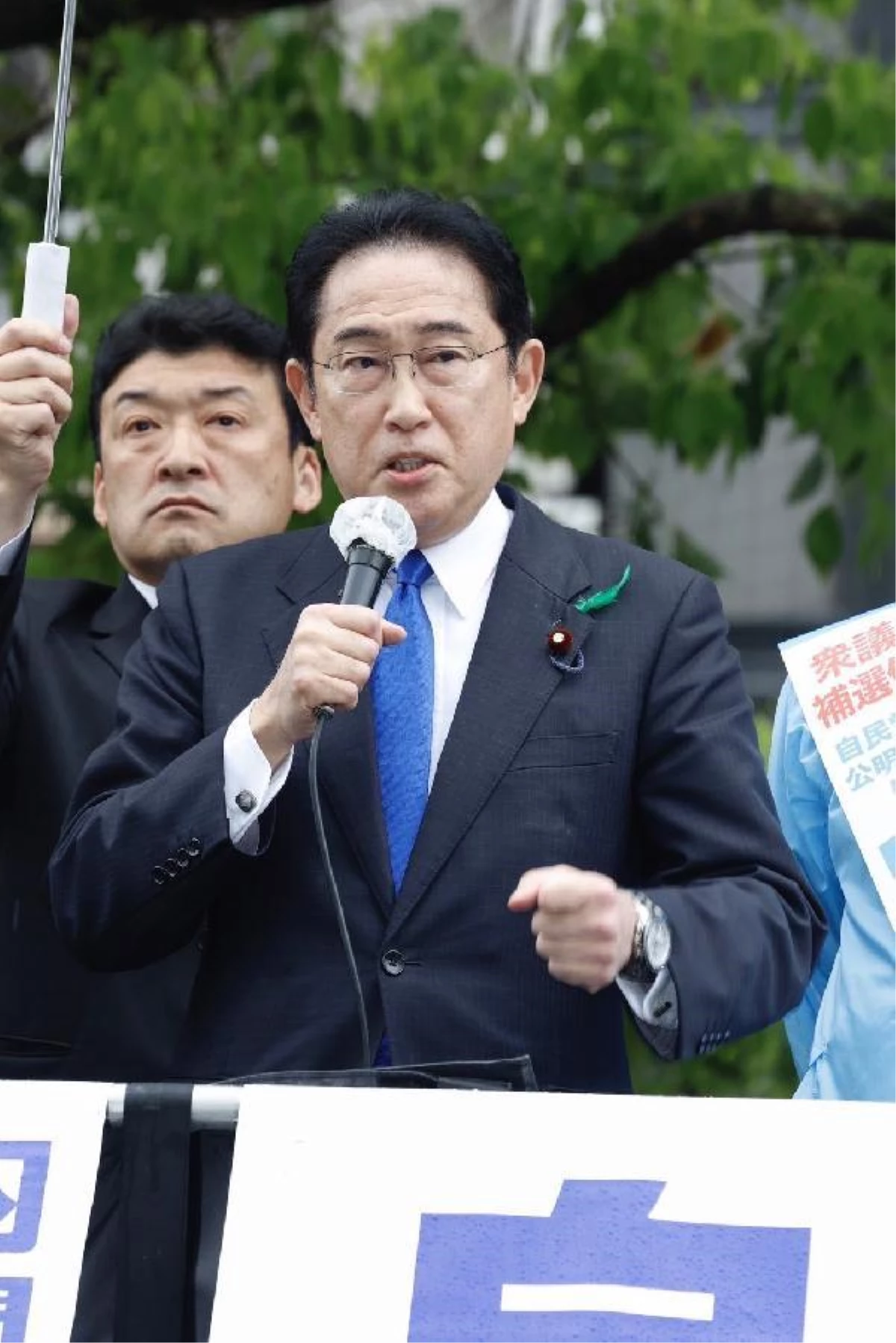 Japonya Başbakanı sis bombalı taarruza uğradı