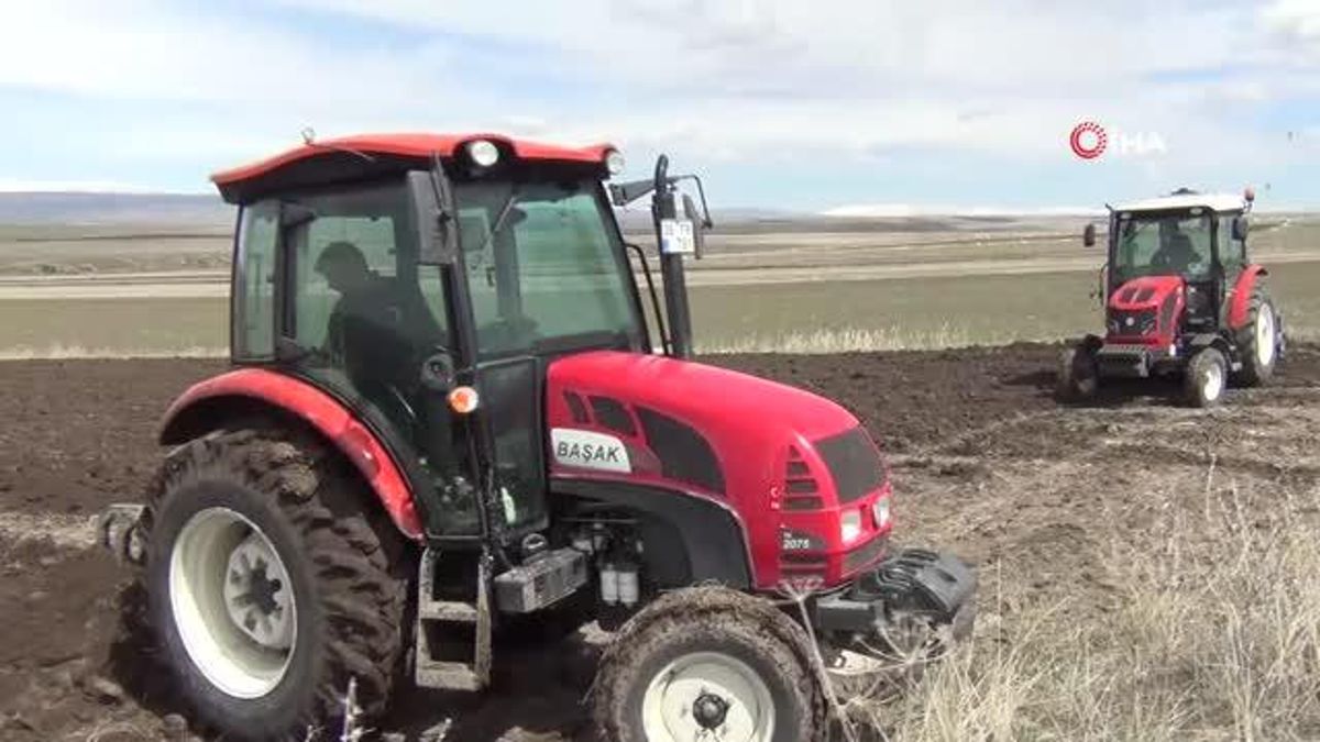 Kars'ta çiftçilerin tarla ekimi başladı