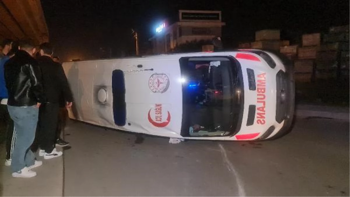 Kocaeli'de ambulans ile özel halk otobüsü çarpıştı: 3 yaralı