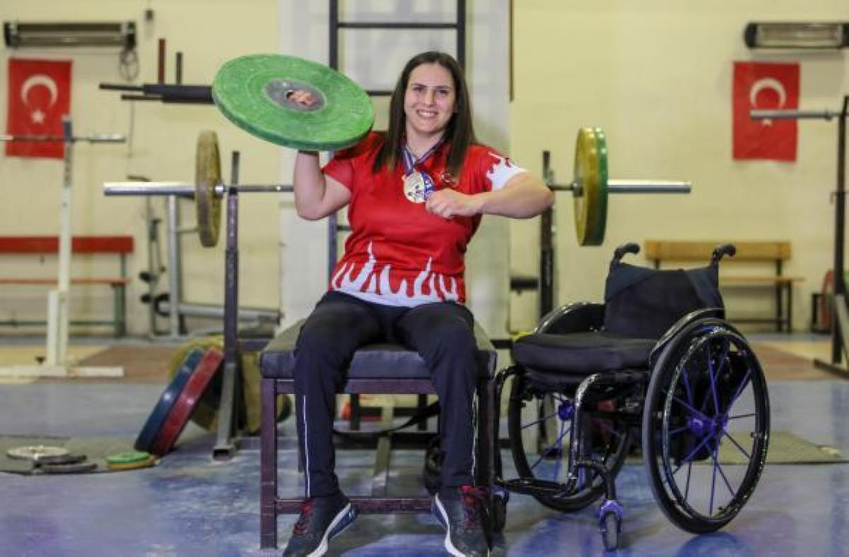 Omurilikte gelişim bozukluğuyla dünyaya gelen Simge Elif Poyraz halterde Türkiye şampiyonu oldu