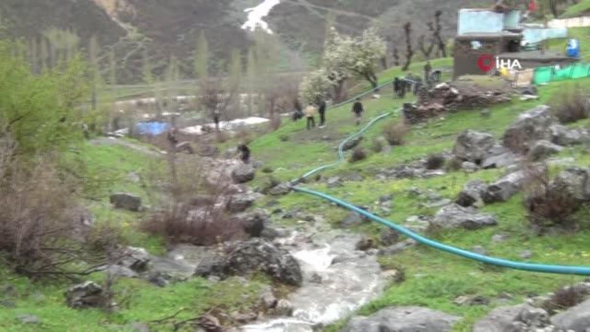 Sel nedeniyle ziyan gören içme suyu şebekesini köylüler onardı