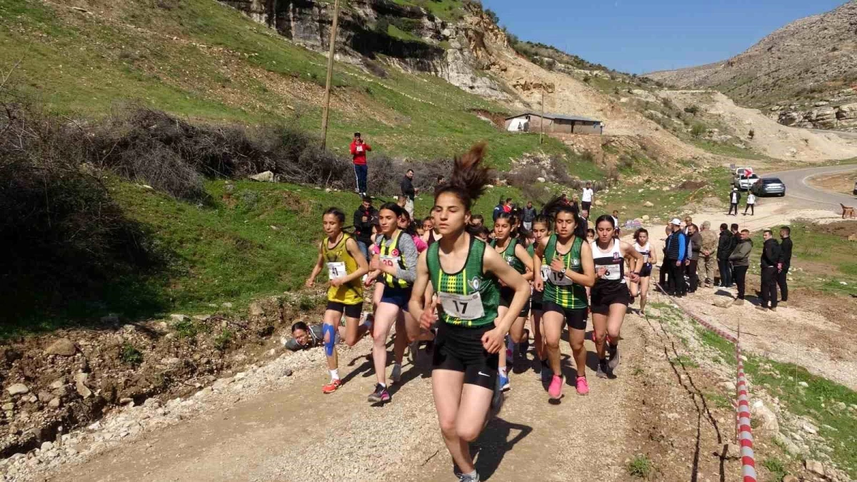 Siirt'te birinci sefer yapılan Dağ Koşuları Şampiyonası'nda atletler, ulusal grup seçmeleri için yarıştı