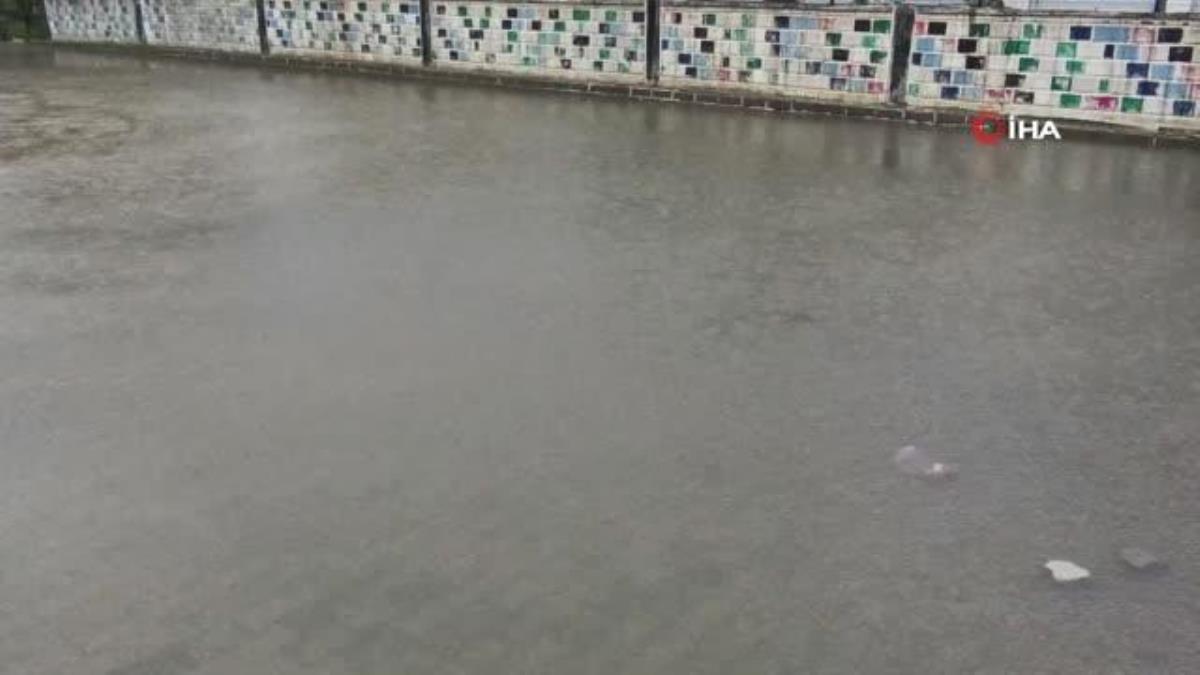 Silopi'de eğitime yağmur pürüzü