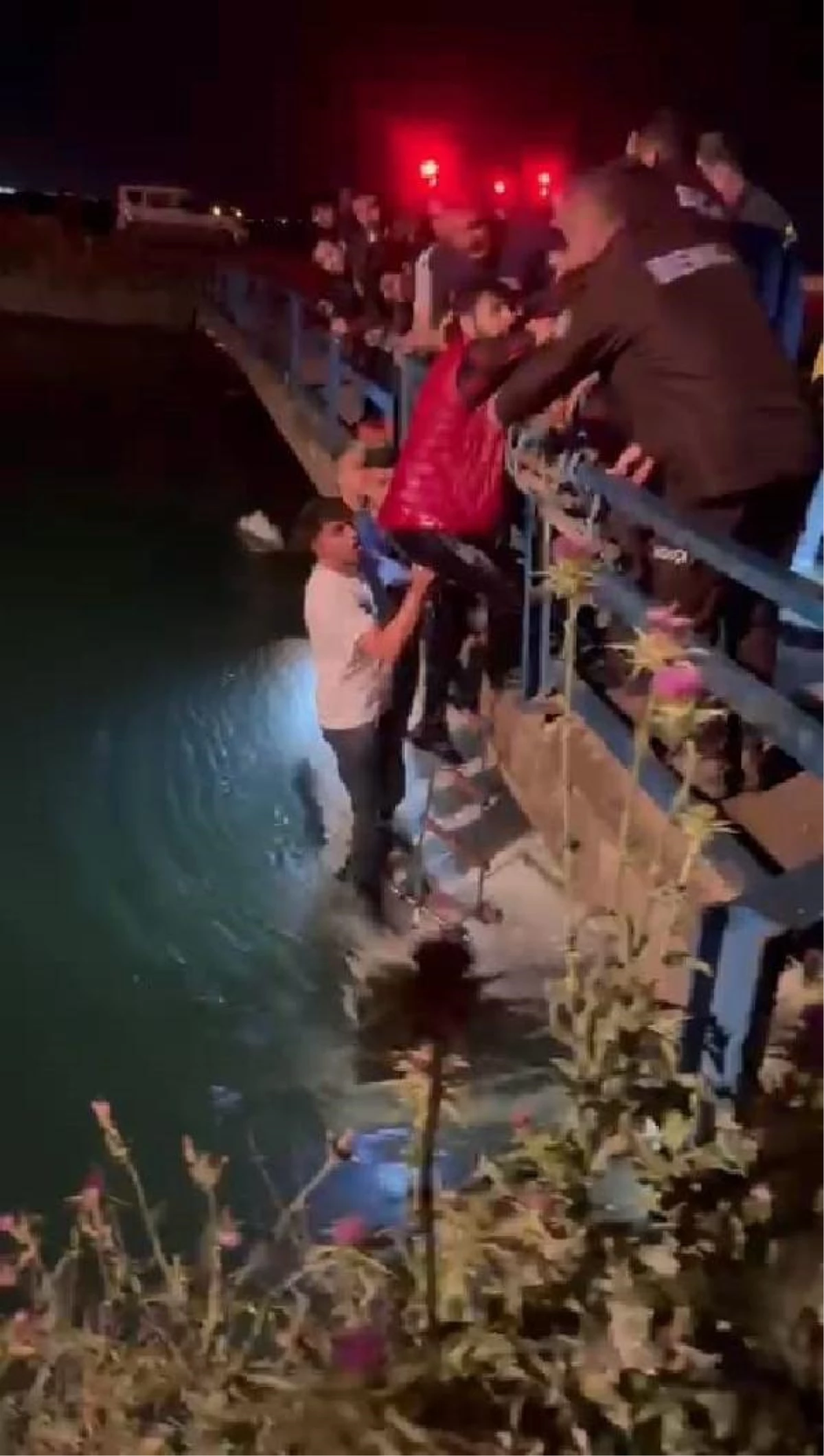 Adana'da sulama kanalına uçan minibüste 4 kişi boğulmaktan son anda kurtarıldı
