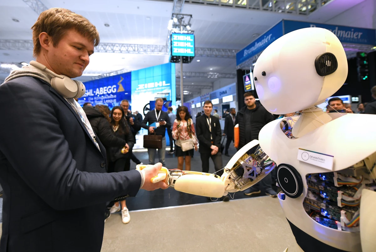 Almanya'nın Hannover kentinde robotla el sıkışma