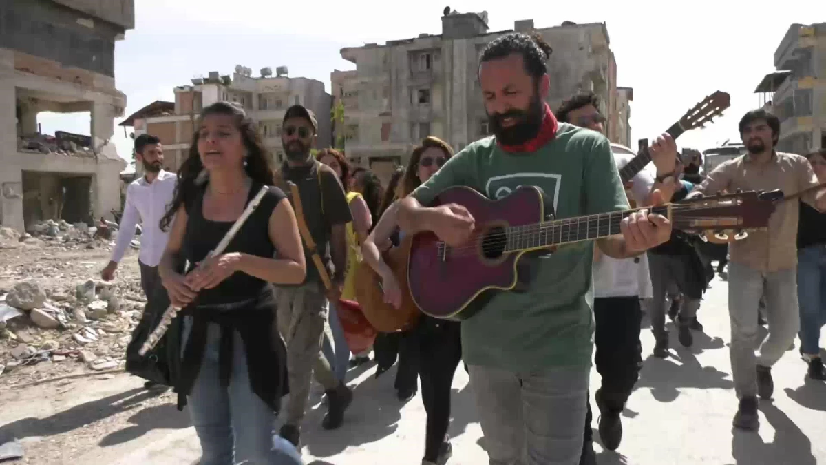 Antakya'da müzisyenler depremzede yurttaşlar için müzik yaptı
